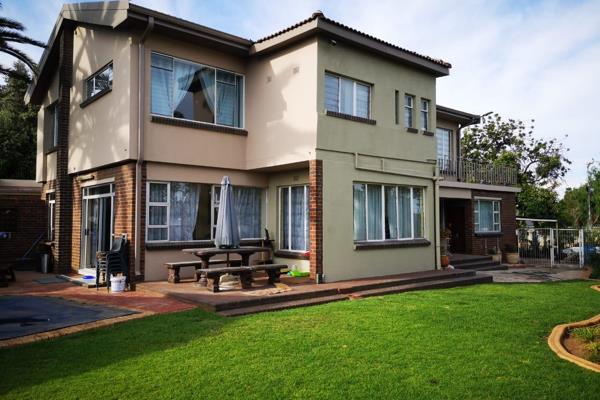 This beautiful family home is situated in a quite area of Homelake and is close to Tambotie Mall. The property offers 5 bedrooms, 3 ...