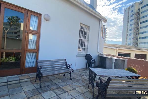 A cottage style property, own garden that offers privacy and space to braai on the patio.
New kitchen, new bathroom, study area ...