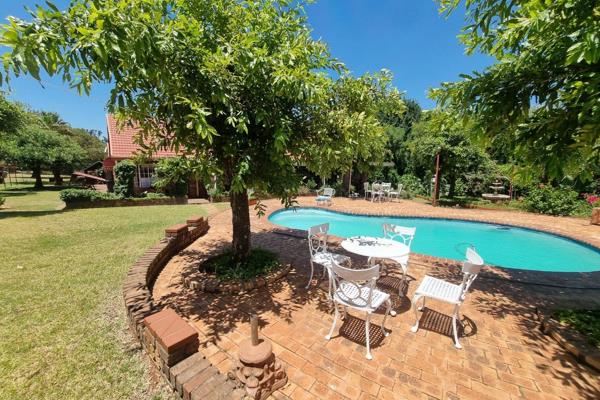 Halfway to Heaven - A charming oasis in a natural setting.

The circular driveway leads ...