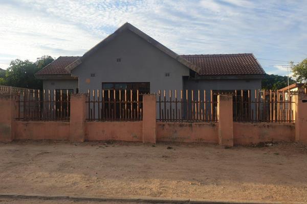 This property is ideal for student accommodation and is situated in Seshego. The property offers 12 rooms, with 2 bathrooms, 3 showers ...