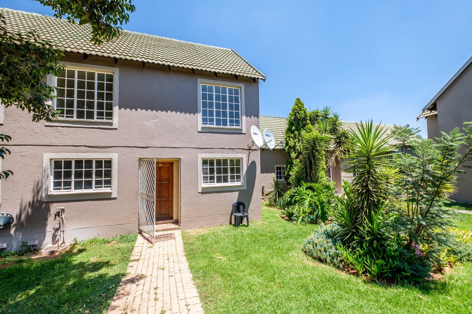 3 Bedroom Townhouse for sale in Bassonia Rock - 40 Rooigras Avenue ...