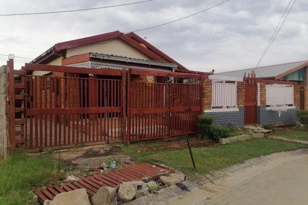 Three bedroom house for sale

This lovely home boast with three bedroom, study area, one bathroom, lounge area and a kitchen.
The ...