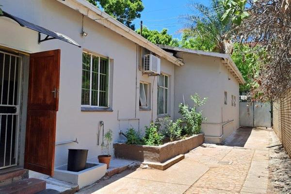 Commune Houses
Close to shops and university of Pretoria TUKS
AVAILBLE ...