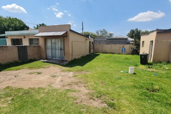 2 For the price of 1 in the popular area of Boksburg north.

Situated close to shopping centre&#39;s, schools and major transport ...