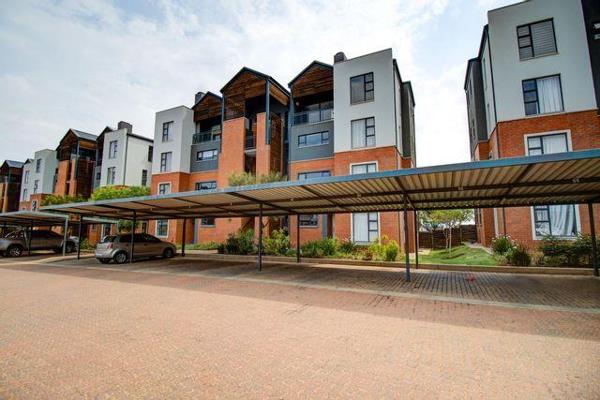 Luxury  one bedroom apartment in The Oval for sale in The Hills Echo Game Reserve Estate.
This is a well designed one bedroom, one ...