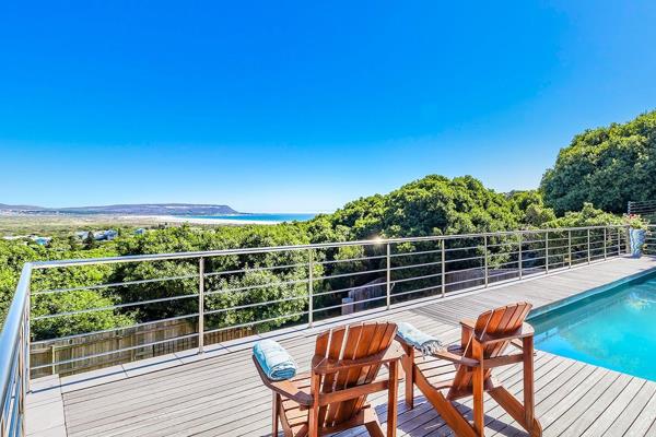 This minimalist, open-planned home has sensational sea views and is within walking distance to Noordhoek beach.  It is tucked away ...