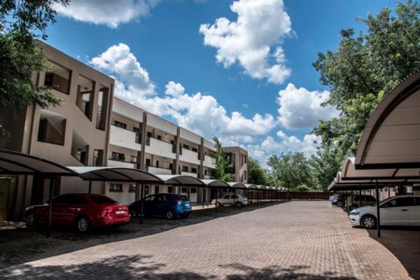 2 Bedroom, 2 bathroom flat for sale in Lephalale.
This is a middle floor unit with a balcony.
Air-conditioned unit.
Open plan kitchen ...