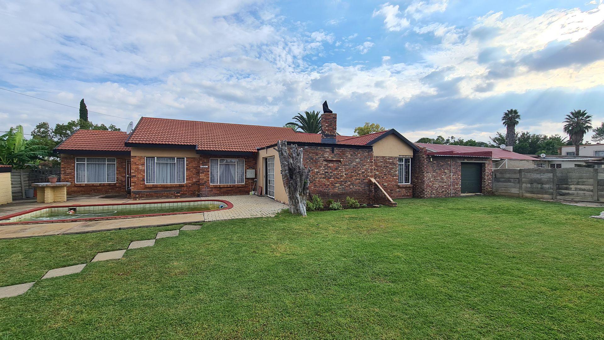 3 Bedroom House for sale in Potchefstroom Central - P24-112269139