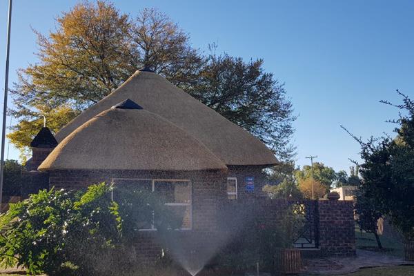 Free standing home situated within a secure estate on the Vaal River.

This home has 3 bedrooms downstairs with 2 full bathrooms, of ...