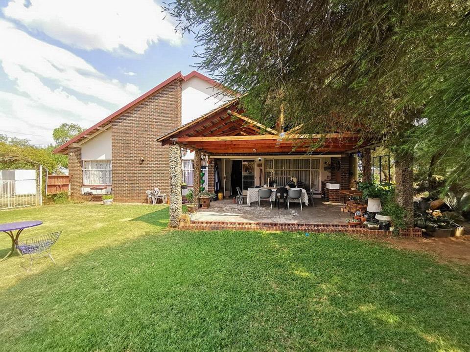 5 Bedroom House for sale in Stilfontein Ext 4 - P24-112248065