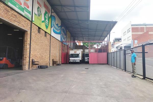 Large and spacious warehouse with a beautiful kitchen, 1 bathroom and 3 office spaces. Perfect for any business that needs a lot of ...