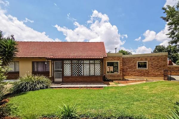 This stunning home is located in Stilfontein Ext 4 and is the perfect home for an extended family looking at a modern home!

The home ...