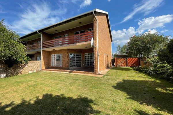 Out in Benoni Agricultural Holdings.
Has a Single garage as well as carport
3 well sized Bedrooms with 2 Bathrooms Upstairs and a ...