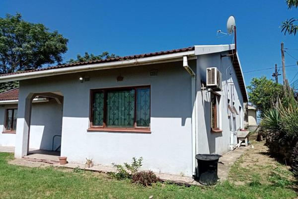 This home has a lounge  with aircon &amp; ceiling fan, Dining area is opposite the kitchen, which makes it convenient to serve food ...