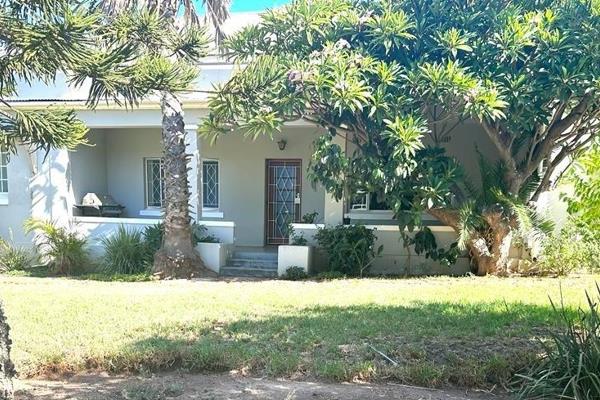 3 Bedrooms, 2 bathrooms (one en-suite), spacious lounge area, kitchen with scullery and study.  Undercover braai area and safe ...