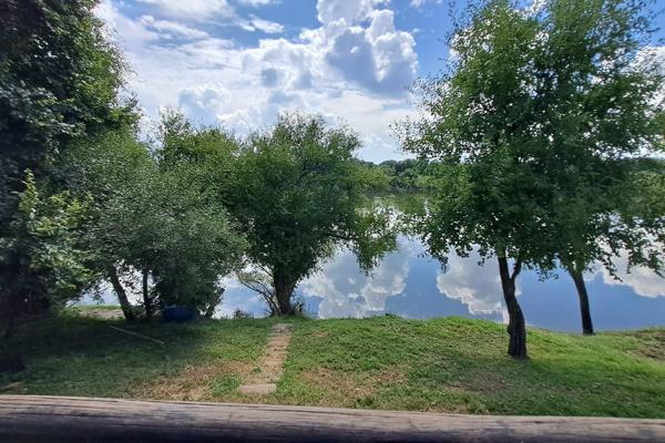 This 9.39 Hectare Plot with plus/minus 140 meters of Vaal River frontage is the ideal property for the keen fisherman and nature ...