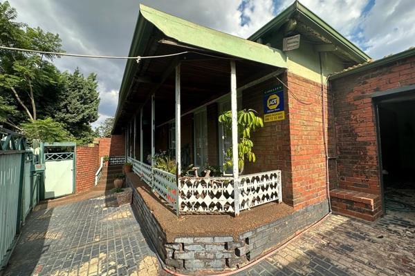 This neat and well looked after home offers 3 bedrooms with laminated flooring, 1 bathroom, open plan lounge and dining area, fully ...