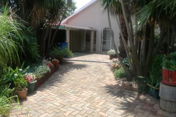 2,5696ha Plot with main house and spacious 1 bedroom flat for sale. House consists of 3 bedrooms, lounge, and dining room. Big spacious ...