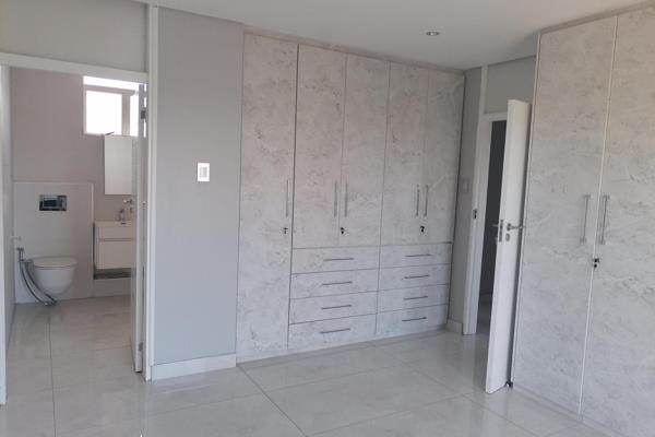 Beprop offers a recently renovated 2 bedroom, 2 bathroom apartment for sale

Ocean Views 
smeg high level oven
beautiful wall ...