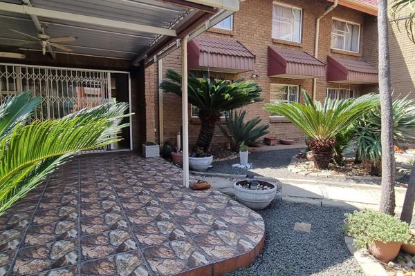 Neat and spacious townhouse with open plan lounge, dining room and well fitted kitchen with separate laundry and scullery area.
The ...