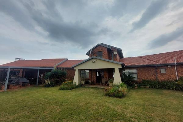 Take a look at this beautiful property right in front of the Olifantsrivier that has just become available for sale. 
This property ...