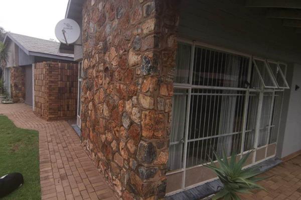 This home is perfectly situated close to schools and shopping centres.
It consist of: 
3 Bedrooms
2 Bathrooms
Lounge
Dining ...