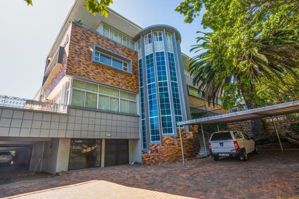 Centrally located with easy access to Sea Point, Greenpoint, the Waterfront and the City Centre, this property offers a 1 350m/2 erf ...