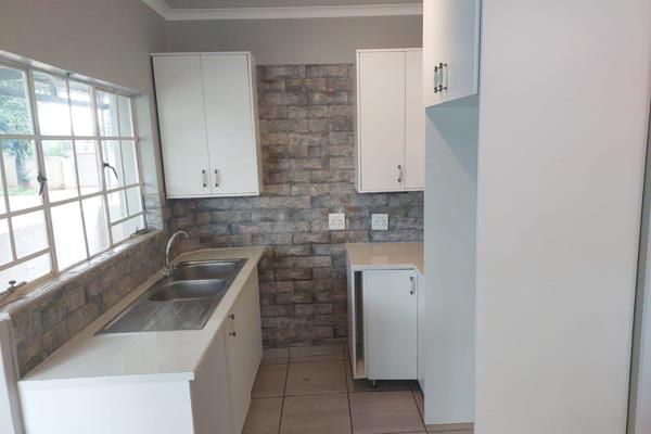 Rent R4000 ,    Deposit R4000 .   Admin fee  R 1250
Very neat unit available in the right side of Uniitas Park.

Close to the Hosptial ...