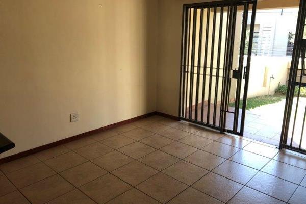 St Pauls in located just off Witkoppen road behind the Porsch dealership.
This is a secure complex with 24 hour guards.
the unit has ...