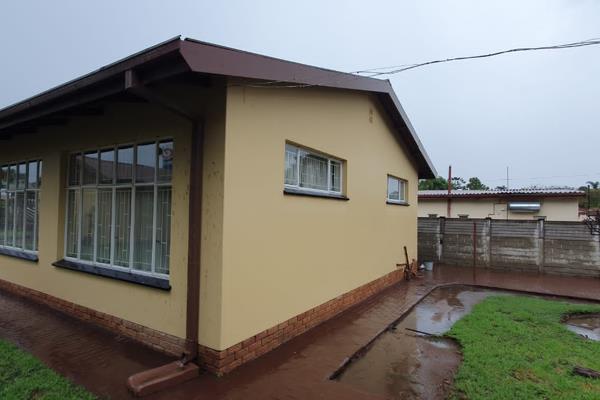 3 Bedrooms  house etc...

This can be zoned for commercial for business use.

This is a corner stand with the size of 952 m&#178; ...