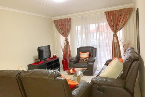 This first floor apartment in Parkrand offers:
2 bedrooms with build in cupboards wooden flooring
50 mm Venetia blinds installed
1 Full ...