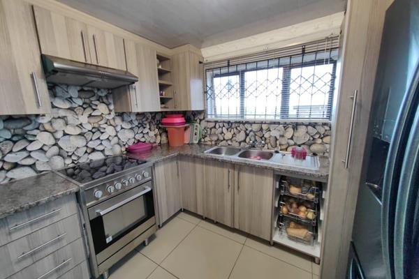 Luthando Gxashe Properties introduce this neat and secure 2 bedroom house. This home is perfectly situated, close to the main road and ...