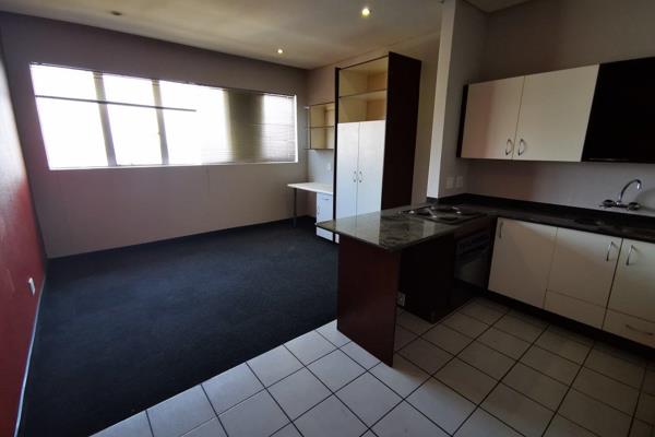 Semi-furnished spacious studio flat, with granite top kitchen, fitted study table, and large bedroom area.
24hrs security. Ensuite ...