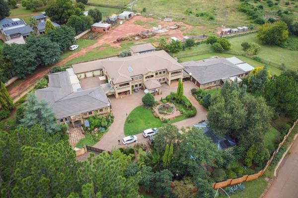 Take a look at this massive 2000m2 built home in the heart of Raslouw. 
  
This large family home features 14 bedrooms and 11 ...