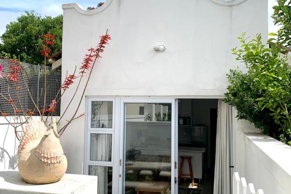 Quaint north facing 1 bedroom cottage with walled courtyard, fully furnished ...