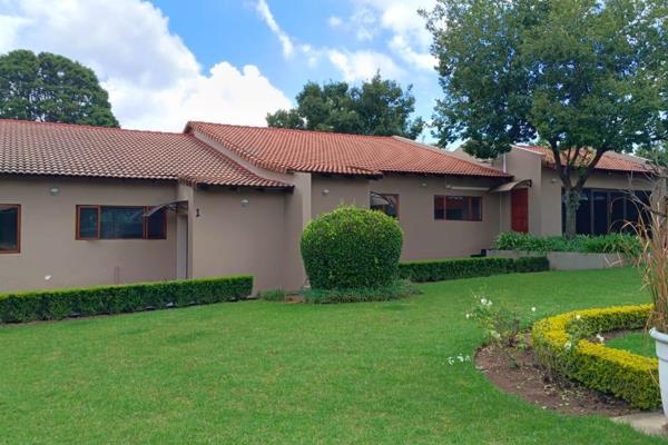 Discover comfort and convenience in this spacious 2-bedroom unit nestled in the serene surroundings of Ruimsig.
Property Highlights:

2 ...