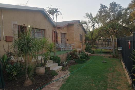 4 Bedroom House for sale in Jan Niemand Park