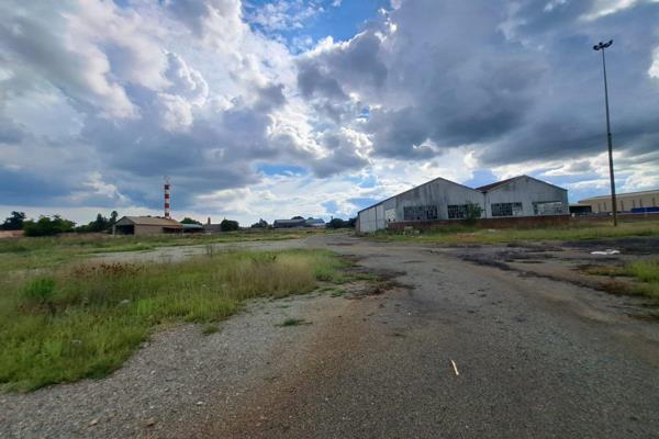 This yard is set on a corner stand in the industrial area of Rensburg.  The yard is 2.4 ha, two gates for vehicles and trucks, a guard ...