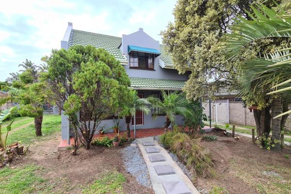 A lovely 3-bedroom house with 2 lounges is now available in Beacon Bay.
It is situated on a quiet street in Beacon Bay and is a walk ...