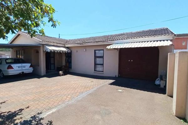 Let&#39;s take a journey into Newlands spacious home with great security fencing all around.

This house is quite spacious with a lush ...