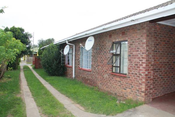 Welcome to this generously-sized 6 bedroom house with a separate granny flat, situated on a single erf that offers both a manual 2-car ...