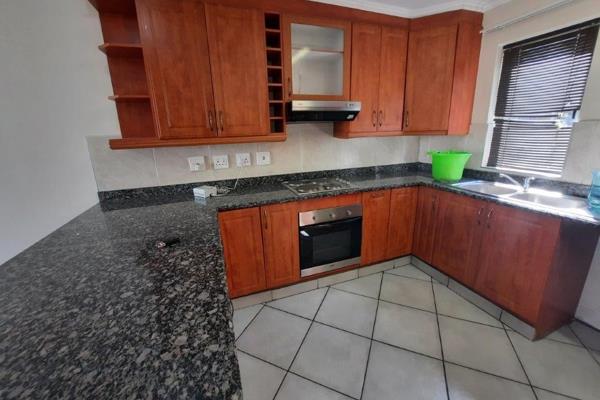 This modern unit offers:
3 bedrooms
1 full bathroom
1 en suite shower and toilet
1 guest toilet 
Modern kitchen
1 single ...