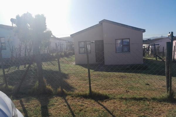 Sole Mandate: Neat 2 bed home close to Rocklands area  on way to Elands River, close to Chicken factories and farms.

Open plan ...