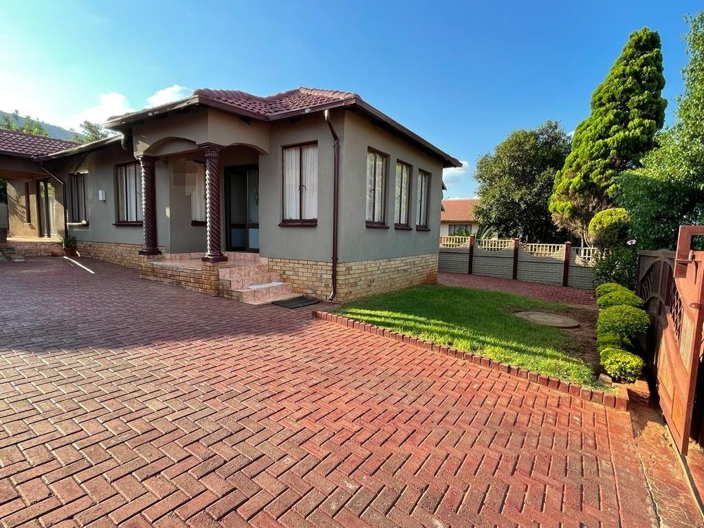 3 Bedroom House for sale in Tlhabane West - P24-112356111