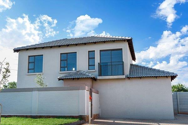 This stunning and immaculate duplex townhouse is perfectly situated in the secure and well-guarded Hornbill Cornet Estate. The ground floor features a welcoming reception area and a guest toilet, while upstairs you’ll find three spacious open-plan bedrooms and a comfortable ...