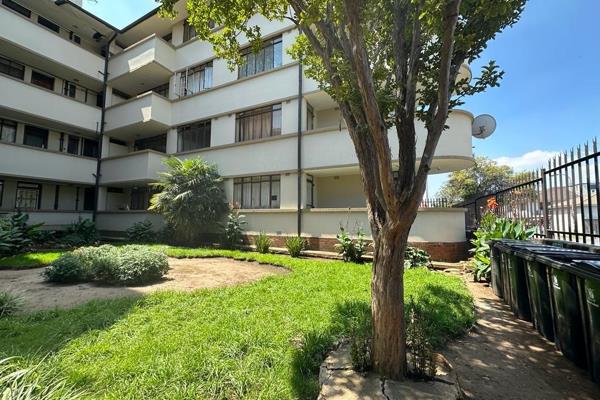 Well-kept upstairs unit for sale in Germiston.
This property offers-
A modern kitchen,
A ...