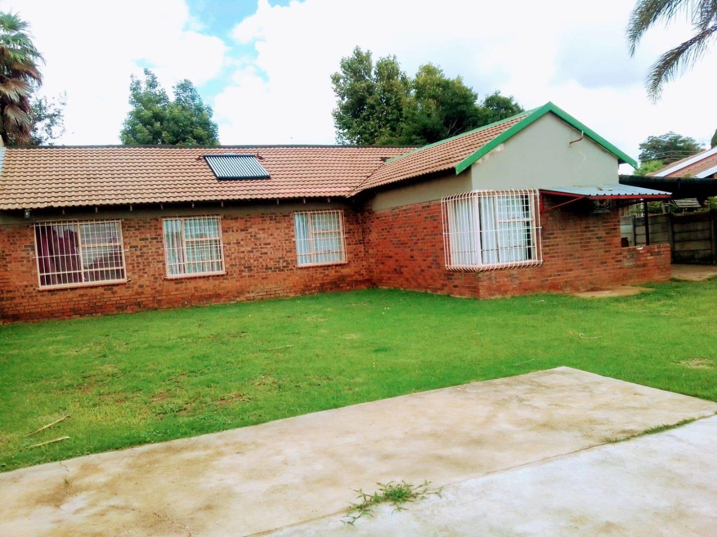 3 Bedroom House for sale in Randpoort - 24 Viljoen Crescent - P24-112370690