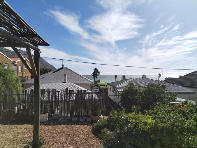 3 Bedroom House for Sale in Gordons Bay Central