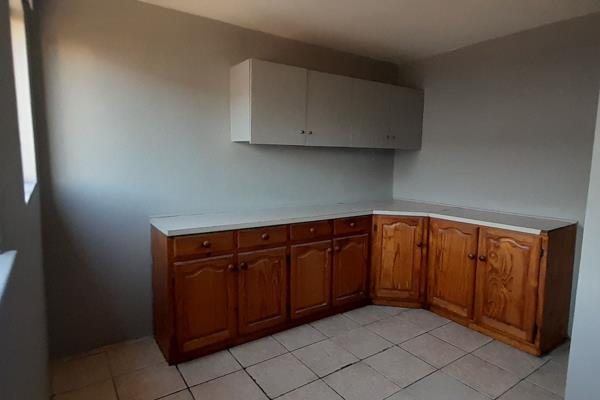 OCCUPATION: DECEMBER

Please send me an email to arrange a viewing.

This property consists of the following:
3 bedrooms with BIC
1 ...