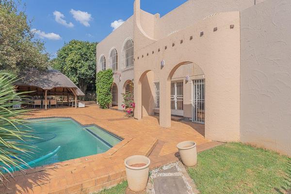 7 bedroom, 4 bathroom property, ideal as a BnB or for the extended family. Spanish style home in Eden Glen Boom.

So much to offer this ...